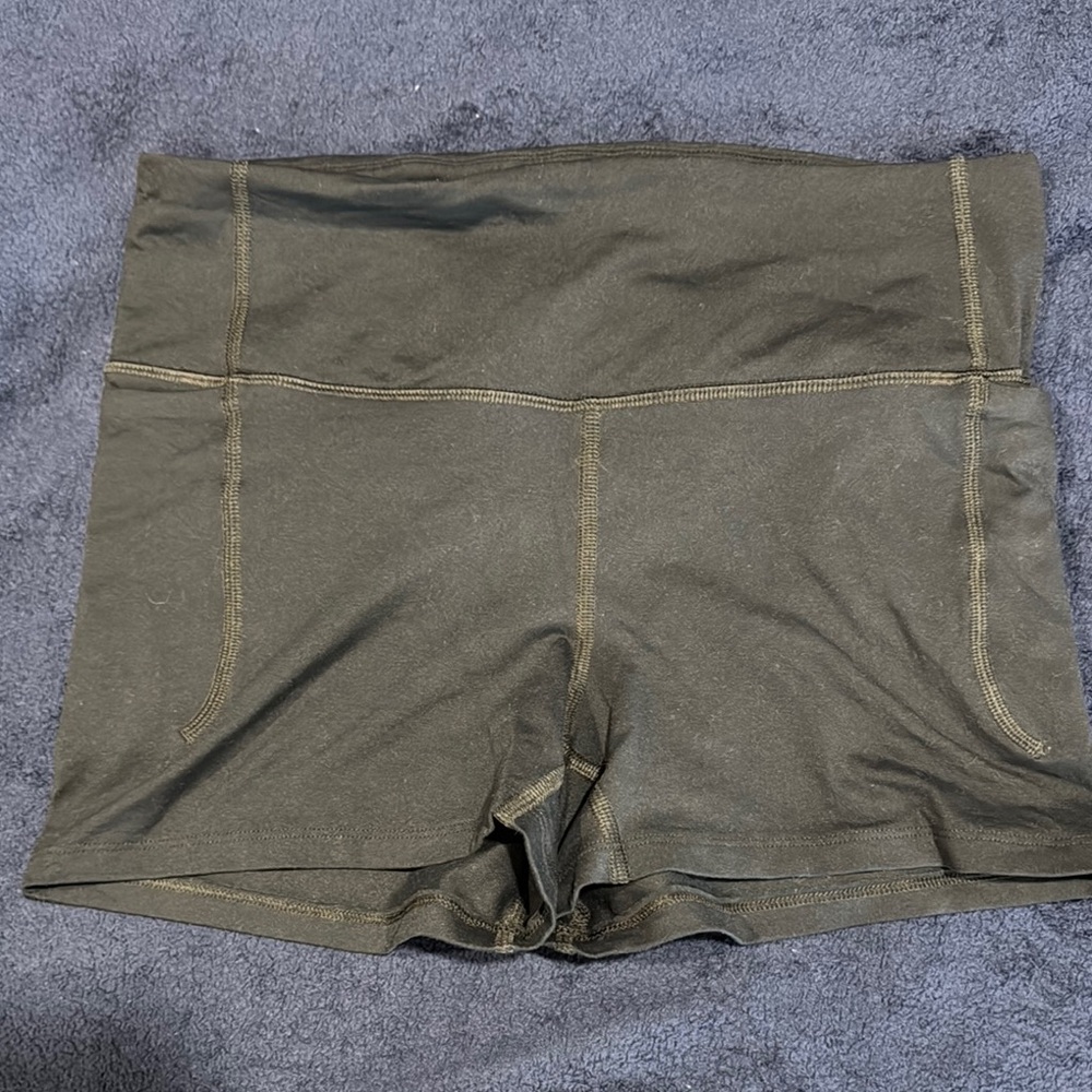 Black Under Armour Women's athletic Shorts and tank top in medium.